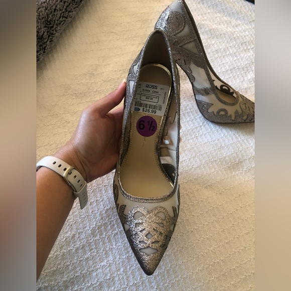 Jessica Simpson Liereena 2 Mesh Pointed Toe Cutout Pumps - Picture 6 of 8